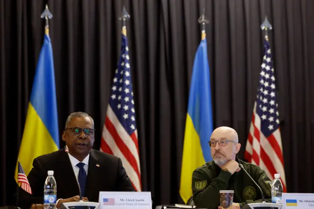 Министр обороны США Ллойд Остин и глава украинского оборонного ведомства Алексей Резников во время встречи в Рамштайне