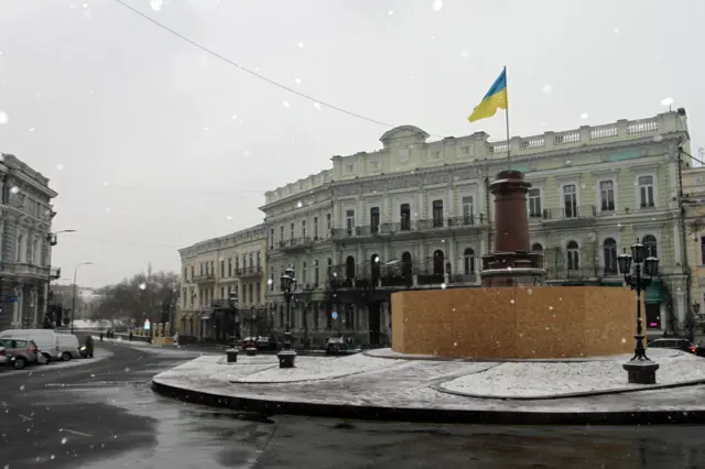 В Одессе на месте, где раньше стоял памятник Екатерине II, был установлен украинский флаг