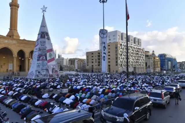 Ndị Mọslem na-ekpe ekpere n’ụlọ okpukpere ha nke Mohammad Al-Amin na Beirut, Lebanon.