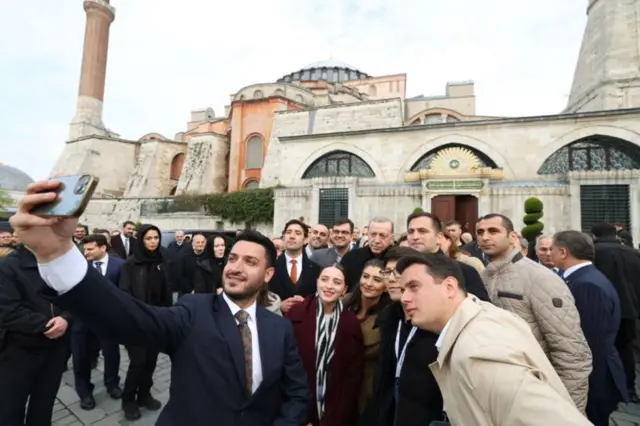 Onyeisiala Turkey bụ Recep Tayyip Erdogan sere foto ka o kpechara ekpere na Hagia Sophia dị na Istanbul.