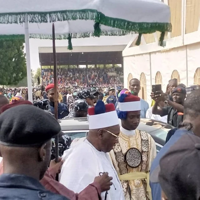 Ndị okpukpere nọ n’emume Eid nke Shehu nke Borno bụ Abubakar Ibn Umar Garbai so mee na Maiduguri, Naịjirịa.