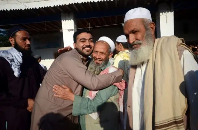 Ndị gbara ọsọ ndụ n’Afghanistan na-ekele onwe ha n’ụlọokpukperechi dị na Kazana, Pakistan