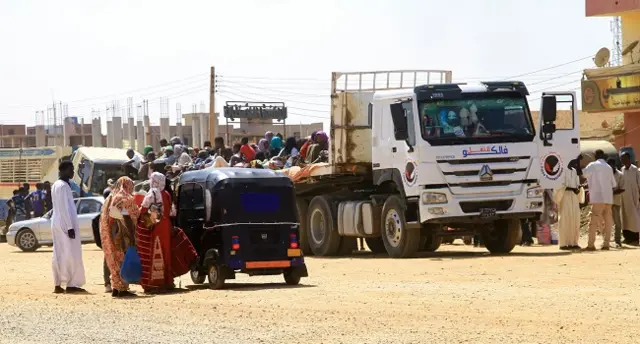 Ndị mmadụ na-agbapụ na Khatourm, isi obodo Sudan