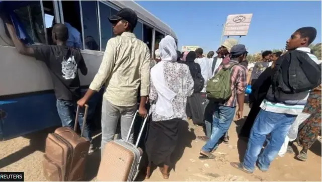 Àwọn tó ń kúrò ní Sudan