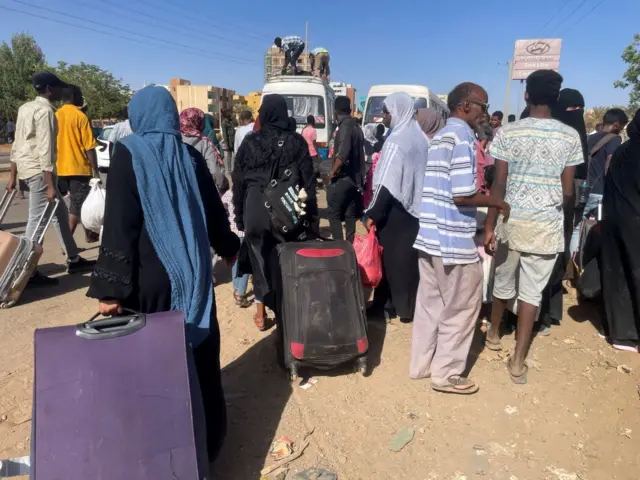 تجمع الناس في المحطة للفرار من الخرطوم خلال الاشتباكات بين قوات الدعم السريع والجيش في الخرطوم
