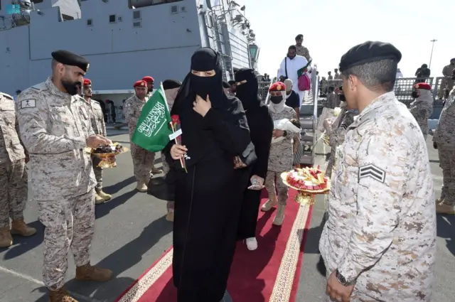 من صور عملية إجلاء سعوديين