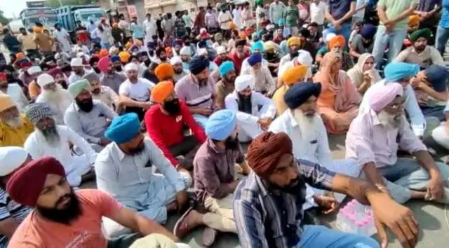 बेअदबी की घटना पर थाने के बाहर बैठे लोग