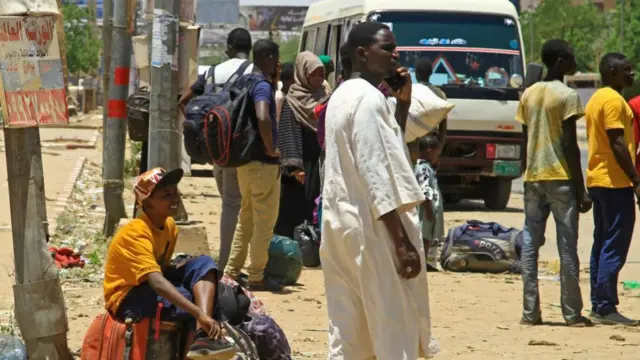 Ndị mmadụ na-eche ụgbọala ha ji agbapụ site n'obodo Khartoun dị na Sudan
