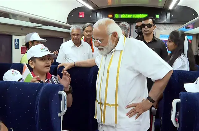 पीएम मोदी वंदे भारत एक्सप्रेस में बच्चों के साथ