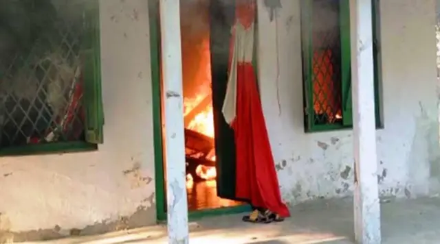 पश्चिम बंगाल में उत्तर दिनाजपुर के कालियागंज में गुस्साए लोगों ने थाने में लगाई आग