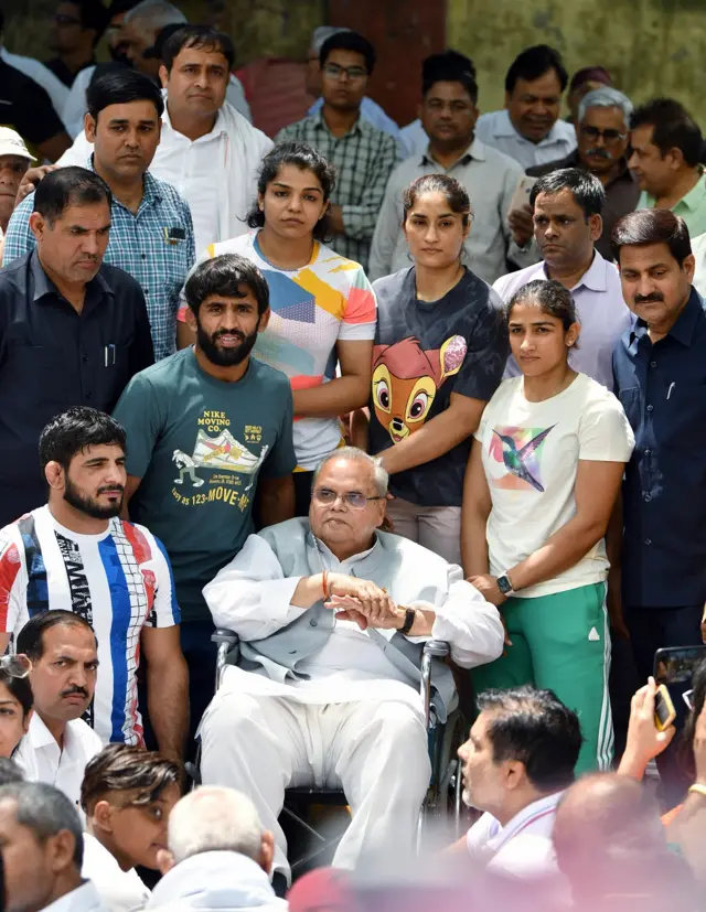 बुधवार को प्रदर्शन के दौरान महिला कुश्ती पहलवान