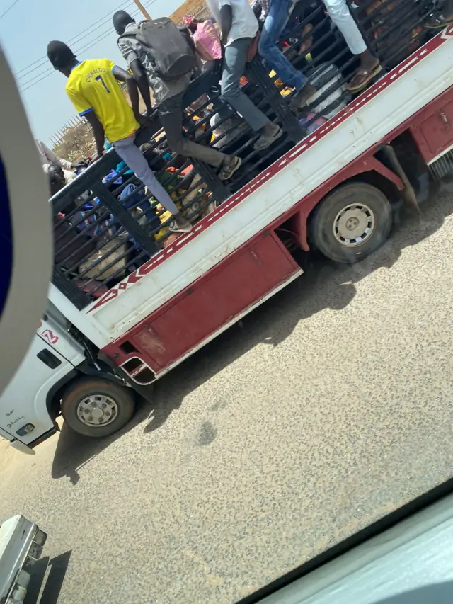 اشتباكات السودان: استمرار حركة النزوح الكبيرة من الخرطوم في اليوم الثاني من الهدنة الهشة والسكان يحاولون الفرار رغم ارتفاع كلفة النقل