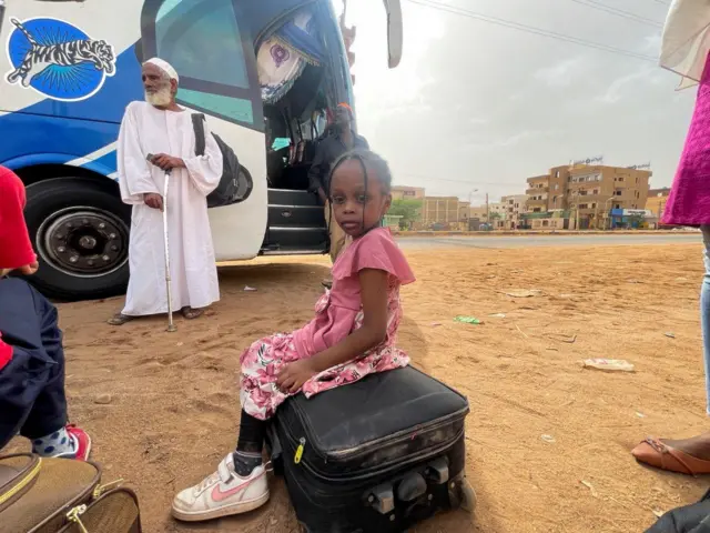 اشتباكات السودان: استمرار حركة النزوح الكبيرة من الخرطوم في اليوم الثاني من الهدنة الهشة والسكان يحاولون الفرار رغم ارتفاع كلفة النقل