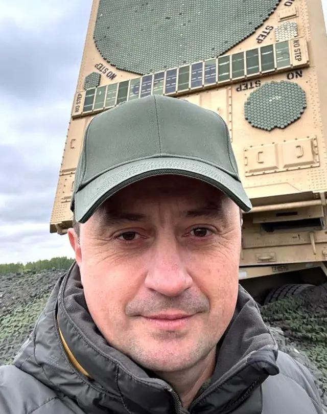 Николай Олещук на фоне комплекса Patriot