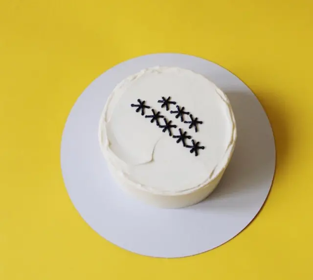 Один из тортов со звездочками вместо слов