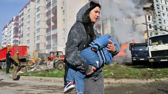Женщина с ребенком в Умани