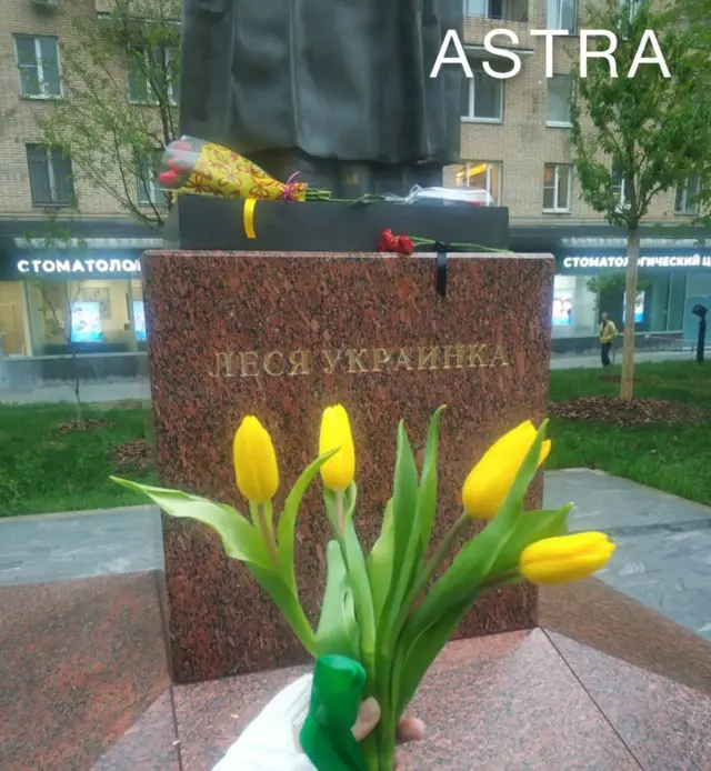 цветы у памятника