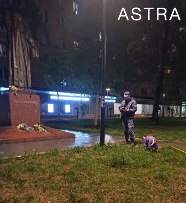 Полицейский у памятника