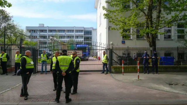 Польские власти дали время до вечера субботы, чтобы россияне освободили помещения