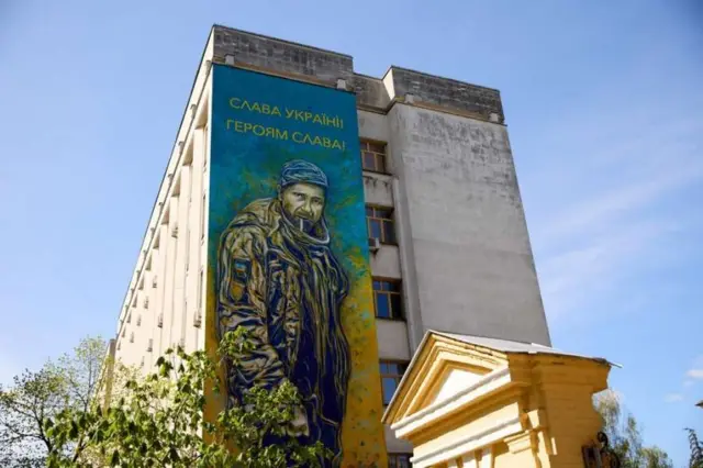 здание с изображением украинского воина