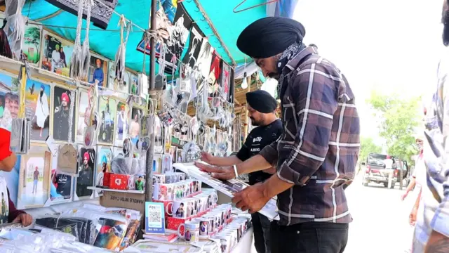 ਸਿੱਧੂ ਮੂਸੇਵਾਲਾ ਦੀਆਂ ਤਸਵੀਰਾਂ ਖਰੀਦਦੇ ਲੋਕ