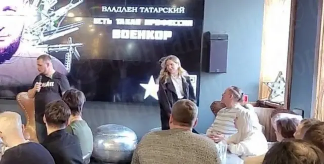 Кадр из видео, на котором Дарья Трепова передала Татарскому статуэтку