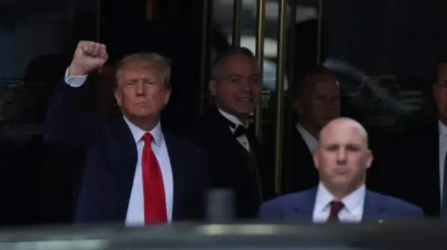 دونالد ترامپ در حال ترک برج خود و حرکت به سوی دادگاه منهتن