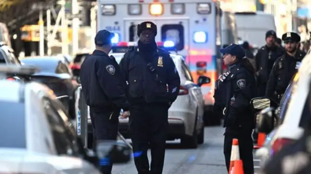 మాన్‌హటన్ డిస్ట్రిక్ట్ అటార్నీ కార్యాలయం వెలుపల పెద్దసంఖ్యలో మోహరించిన పోలీసులు