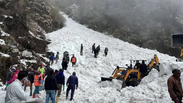 మంచు చరియలు విరిగి పడిన ప్రాంతంలో సహాయ చర్యలు