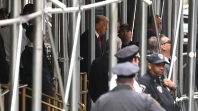 میت رامنی، سناتور جمهوری‌خواه و از نامزدهای سابق این حزب در انتخابات، گفته است اتهامات علیه آقای ترامپ را با هدف استفاده سیاسی «کش داده‌اند.»