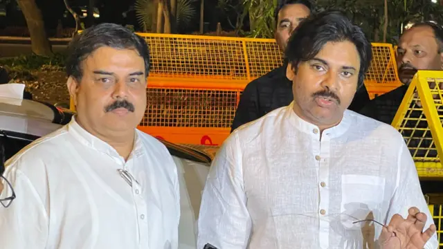 మీడియాతో మాట్లాడుతున్న జనసేన అధ్యక్షుడు పవన్ కల్యాణ్. చిత్రంలో నాదెండ్ల మనోహర్