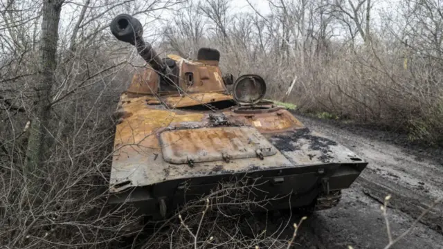 Разбитый танк на Донбассе