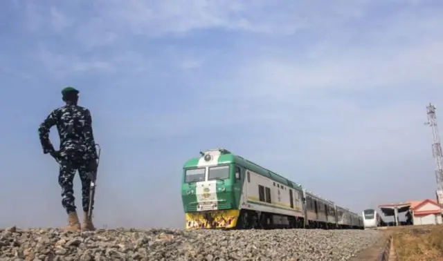 Naịjirịa na-agba mbọ imepesi okporo ụgbọoloko n'akụkụ dị iche iche