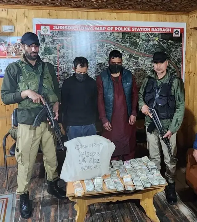 पुलिस ने ड्रग्स तस्कर पकड़े