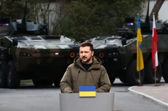 Зеленский около бронетранспортеров Rosomak во время визита в Польшу