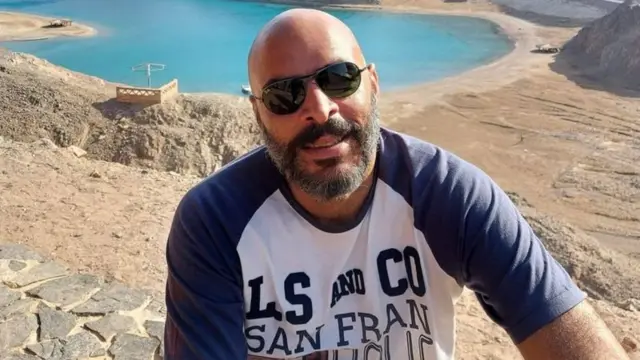 تعرض محمد محب الماوي، لهجوم من كلب من نوع "بيتبول" في حديقة منزل جاره الذي ينتمي لعائلة مذيعة تليفزيونية معروفة