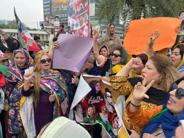 لاہور کے لبرٹی چوک پر پی ٹی آئی کی ریلی کی تیاریاں