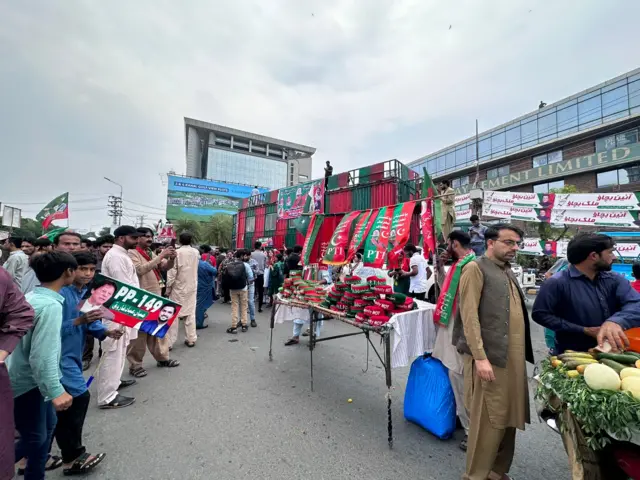 لاہور کے لبرٹی چوک پر پی ٹی آئی کی ریلی کی تیاریاں
