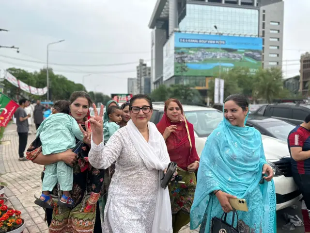 لاہور کے لبرٹی چوک پر پی ٹی آئی کی ریلی کی تیاریاں