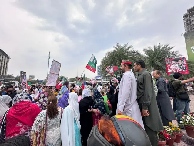 لاہور کے لبرٹی چوک پر پی ٹی آئی کی ریلی کی تیاریاں