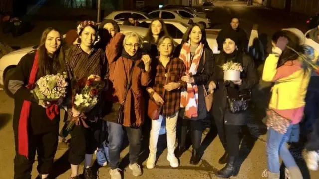 عالیه مطلب زاده، عکاس و فعال حقوق زنان اواخر بهمن ماه سال پیش جزو هفت نفر زندانی زن سیاسی بود که از اوین ازاد شدند