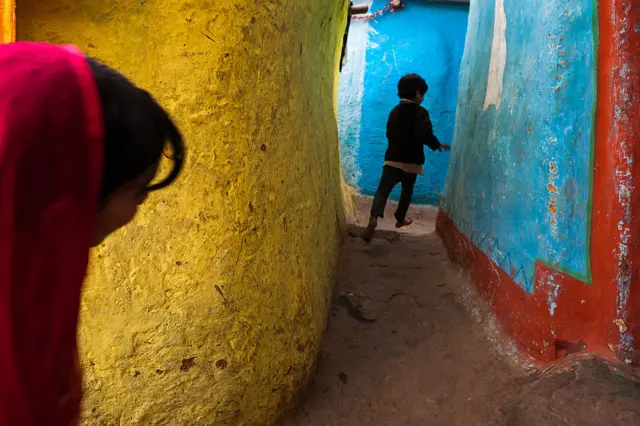 Aworan afihan awọn ọmọ to n ṣere bojuboju