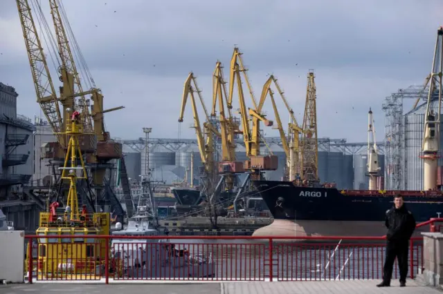 Балкер ARGO I пришвартован к зерновому терминалу Одесского порта, Украина, 10 апреля 2023 года, откуда Украина отгружает пшеницу в соответствии с зерновым соглашением