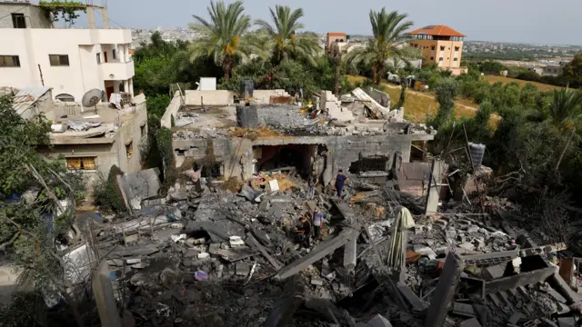 آثار القصف الإسرائيلي على قطاع غزة صباح الجمعة