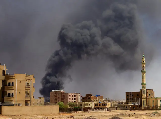 صورة أرشيفية لقصف واشتباكات بين الجيش وقوات الدعم
