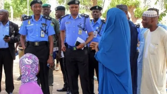 Kọmiṣana ọlọpaa Kano nibi to ti n ba obinrin naa ati ọmọ rẹ sọrọ