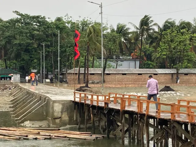 রাস্তা দিয়ে লোক যাচ্ছে