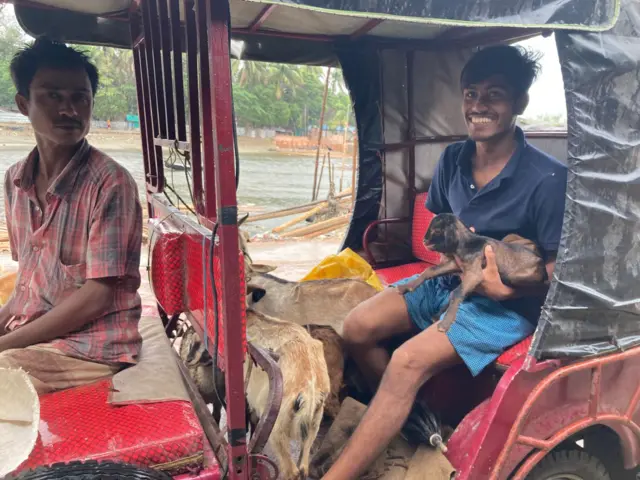 ছাগল তুলছেন এক ব্যক্তি