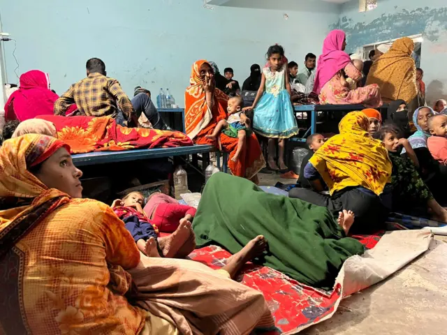 चक्रवात मोका से बचने के लिए कॉक्स बाज़ार के राहत शिविर में शरण लिए हुए लोग