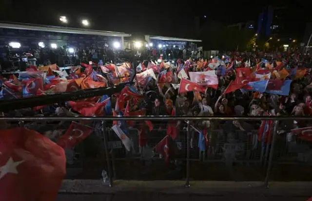 حامیان اردوغان در مقابل مقر حزب عدالت و توسعه در آنکارا تجمع کردند